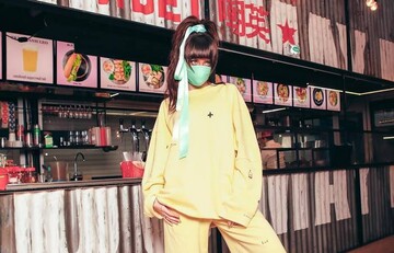 Намордник и мусорный пакет: Дорофеева озадачила фанов неожиданными образами