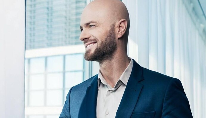 Кто отхлестал? Полуголый Влад Яма взбудоражил сеть царапинами на спине