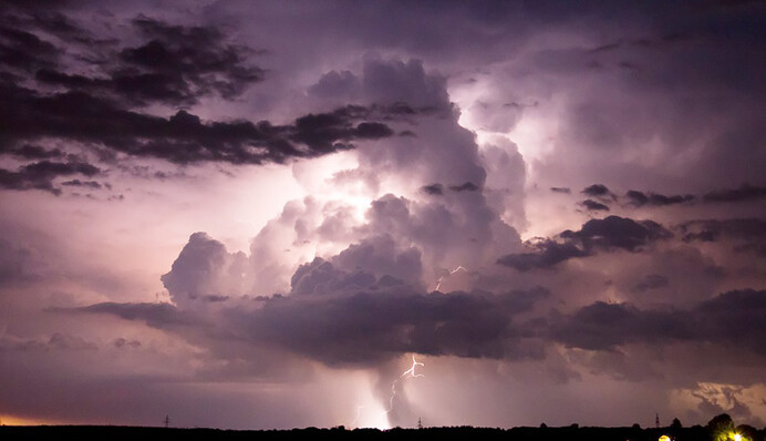 А небо плаче грозами: синоптики дали прогноз на Великдень і травневі вихідні