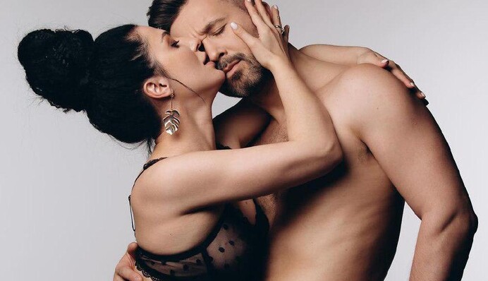 Бабкин умилил семейным фото с беременной женой