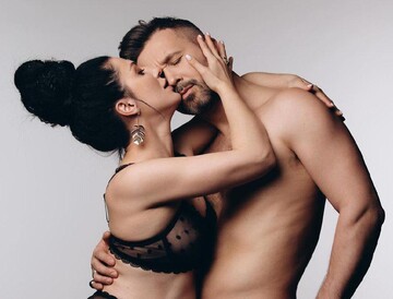 Бабкин умилил семейным фото с беременной женой