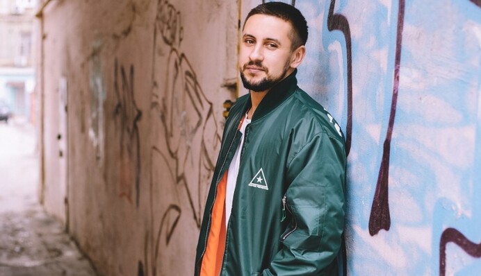 Как душевно и тепло: MONATIK умилил сеть редким фото жены и детей