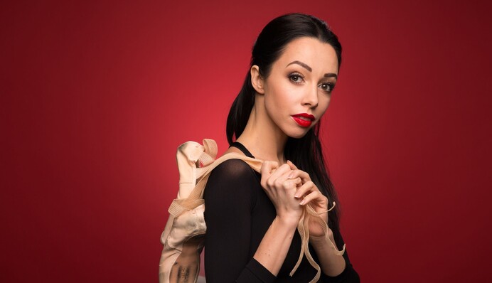 Обнаженная Екатерина Кухар показала, как проводит время в Греции