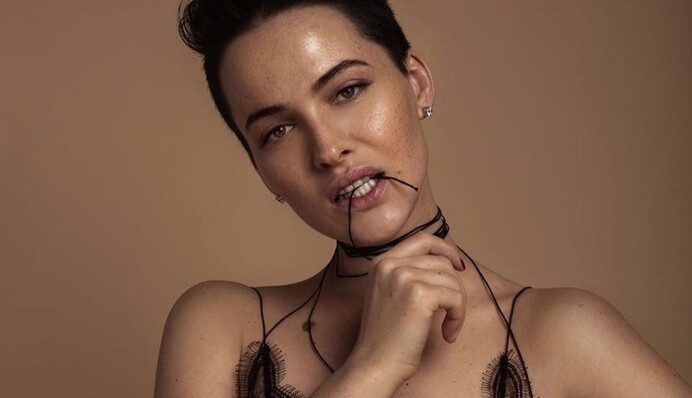 В белье и перьях: Астафьева удивила смелым образом