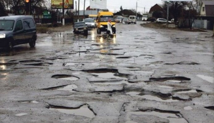 Живого місця мало: якими дорогами в Україні краще не їздити