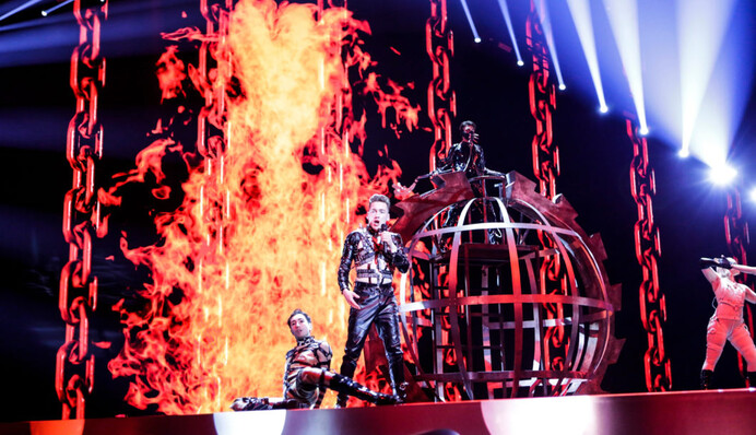 Латекс, огонь и цепи: БДСМ-группа Hatari выдала яркое шоу на сцене Евровидения