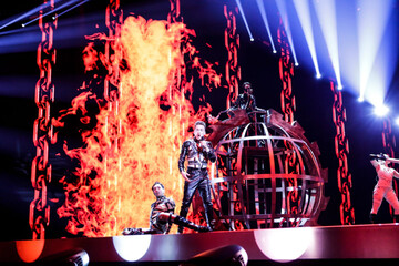 Латекс, огонь и цепи: БДСМ-группа Hatari выдала яркое шоу на сцене Евровидения