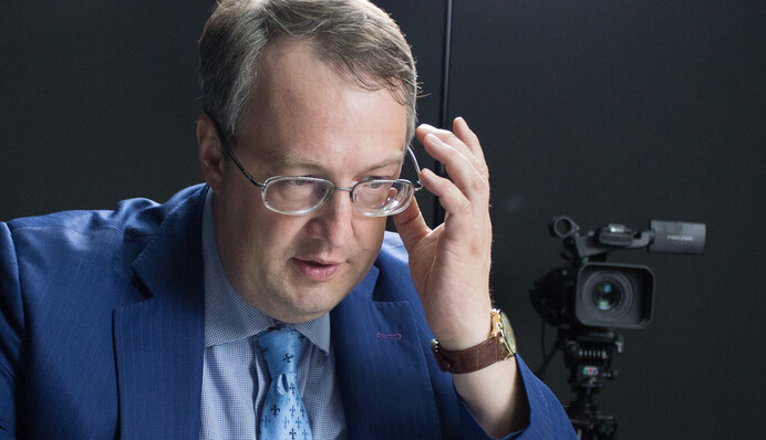 Зеленский должен следовать образу Голобородько, а Порошенко хочет повторить 