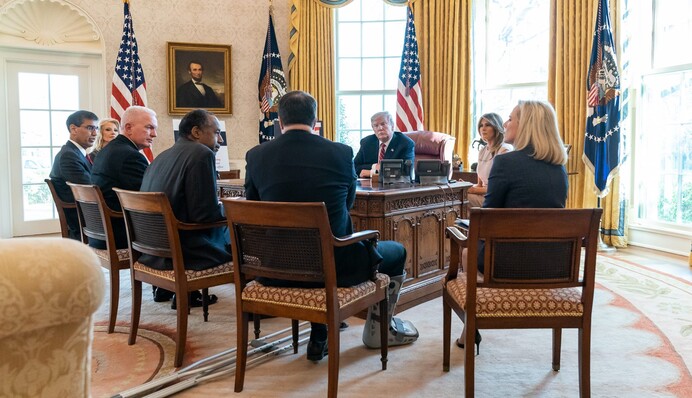 Кругом враги: почему люди Трампа начали воевать с командой Зеленского