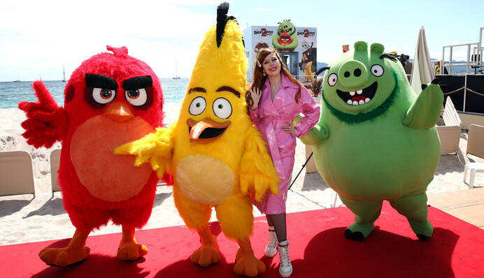 Соня Плакидюк засветилась в Каннах в компании известного режиссера и птичек Angry Birds