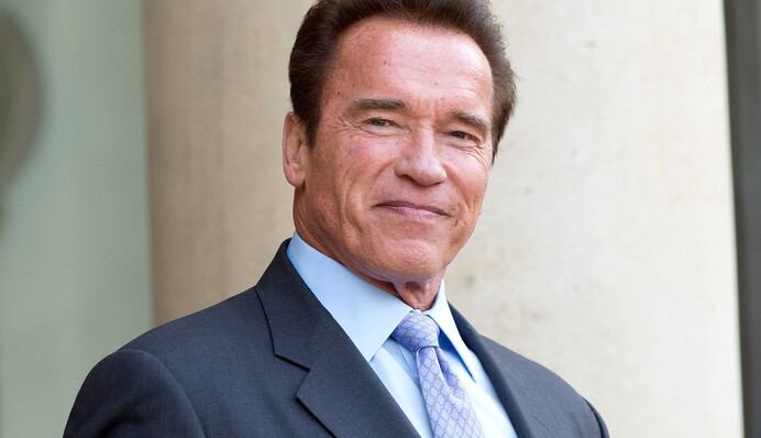 На Арнольда Шварценеггера напал неизвестный: тяжелый удар со спины попал на видео