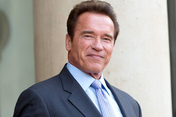 На Арнольда Шварценеггера напал неизвестный: тяжелый удар со спины попал на видео