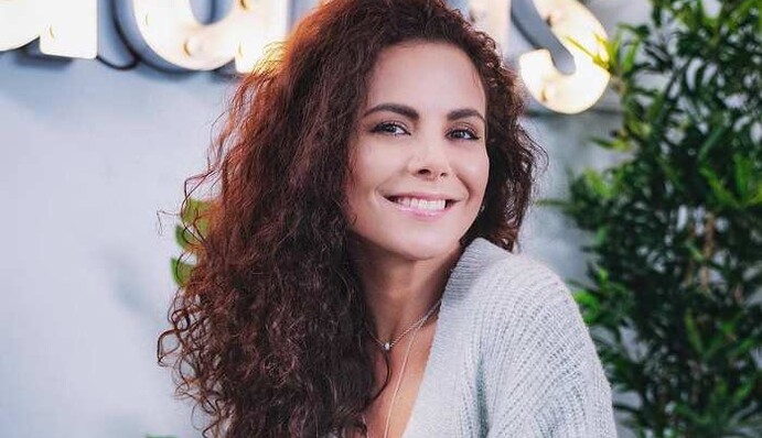 Соблазнительная Каменских очаровала фигурой в ярком мини