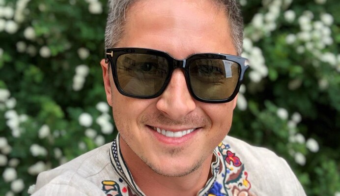 В бикини и шляпе: украинский телеведущий позабавил сеть пародией на Дженнифер Лопес