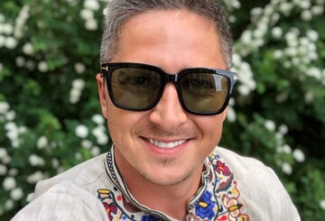 В бикини и шляпе: украинский телеведущий позабавил сеть пародией на Дженнифер Лопес