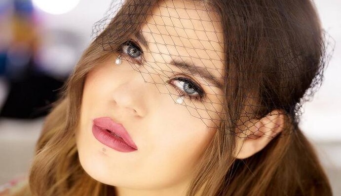 Солистка группы KAZKA засветила огромное тату