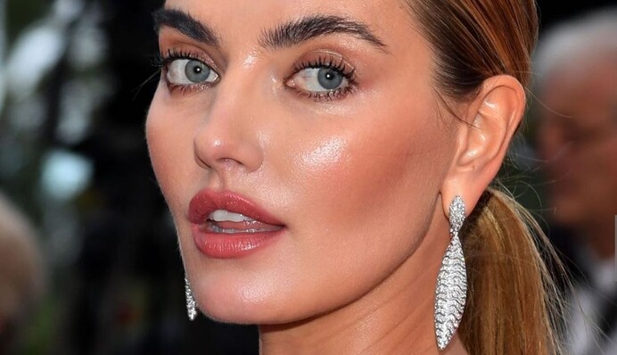 Знаменитая украинская модель покорила Канны ярким образом