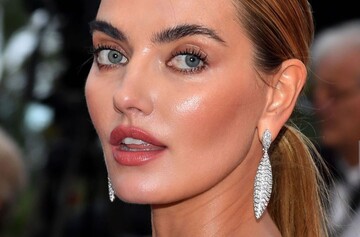 Знаменитая украинская модель покорила Канны ярким образом