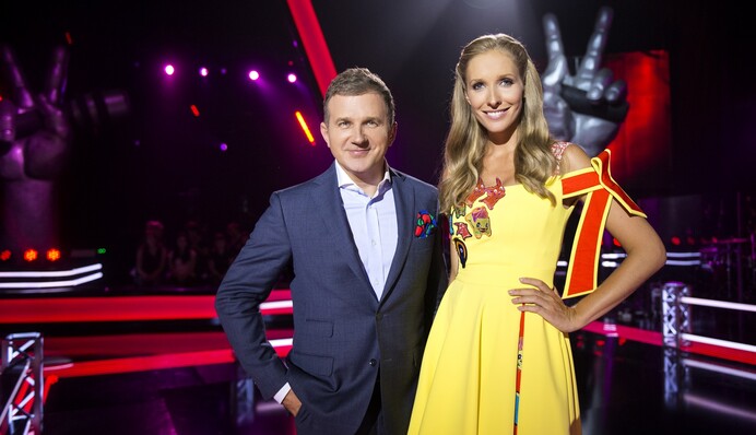 Игривая Катя Осадчая украсила обложку модного глянца