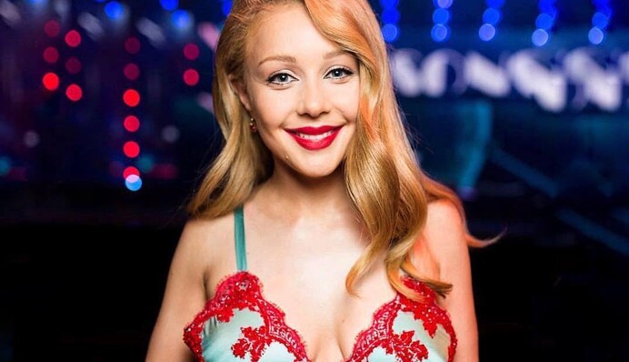 Игривая Тина Кароль в одном лишь белье похвасталась точеной фигурой