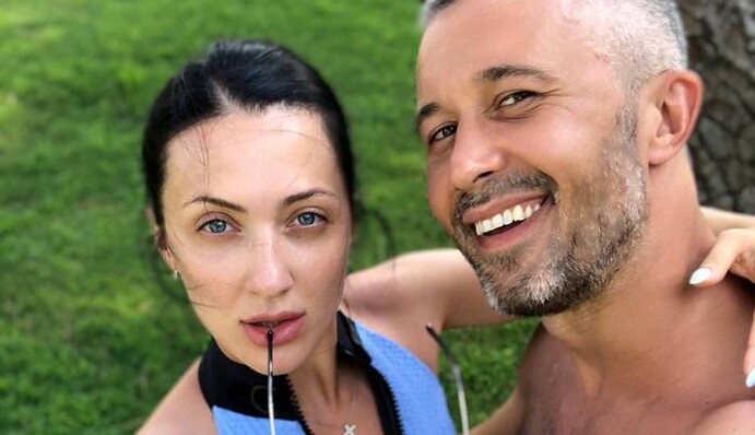 Обнаженные украинский певец с женой снялись в нежной фотосессии