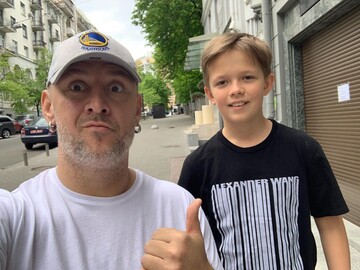 Сзади маленькая Алена Алена: Потап повеселил сеть видео со своим сыном