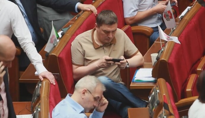 Парламент воюющей страны: в Раде нардепа подловили за усердной игрой на смартфоне