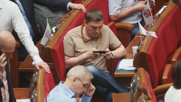 Парламент воюющей страны: в Раде нардепа подловили за усердной игрой на смартфоне