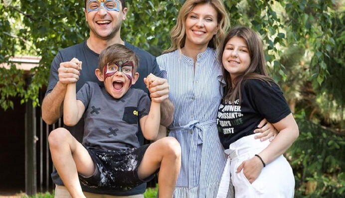 Семья президента: Елена Зеленская опубликовала первые фото с детьми и мужем