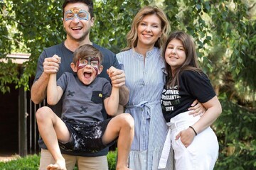 Семья президента: Елена Зеленская опубликовала первые фото с детьми и мужем