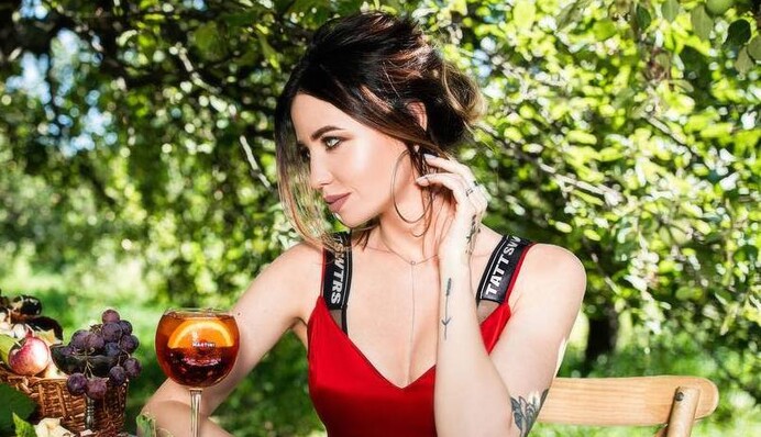 Дорофеева покрасовалась соблазнительными формами в ярком бикини