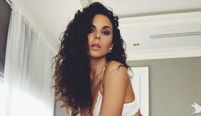 Тебе не стыдно? Замужняя Каменских разозлила поклонников фото топлес