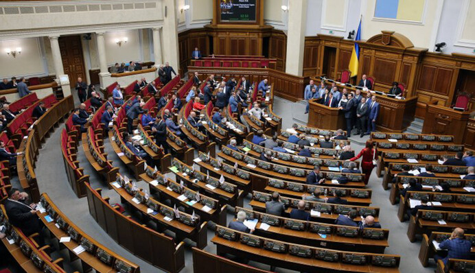 На порозі хаосу: що відбувається з топ-партіями перед виборами до Верховної Ради