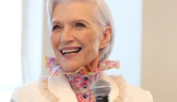 Знаменитая мама Илона Маска выгуляла на публике костюм украинского бренда