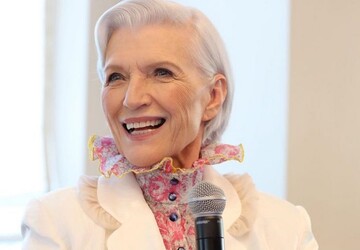 Знаменитая мама Илона Маска выгуляла на публике костюм украинского бренда