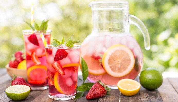 Как приготовить дома клубничный лимонад: простой и полезный рецепт в жару