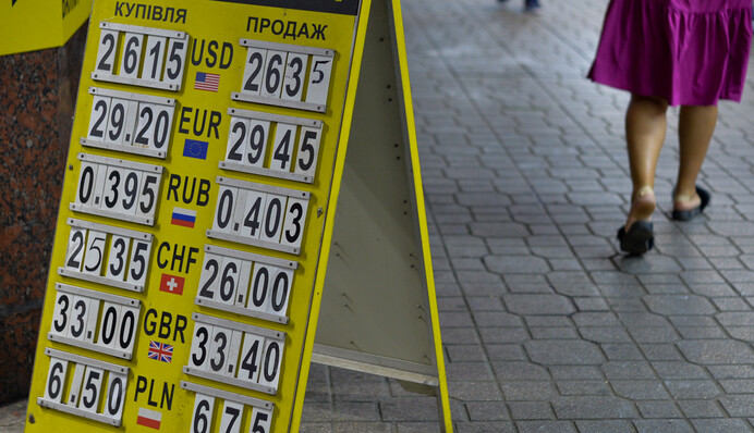 Доларові гойдалки: що буде з курсом гривні до кінця літа