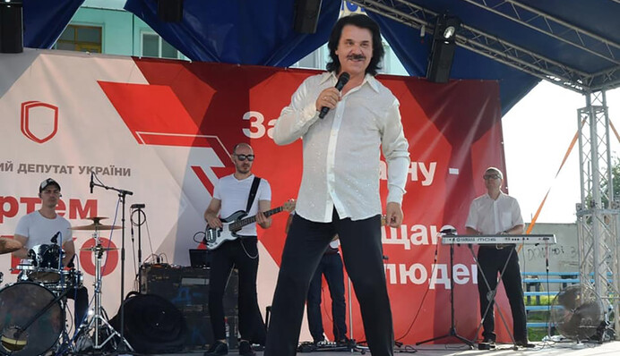 Зібров, Винник і зухвало розстебнута сорочка: чим і як засівають свої округи мажоритарники