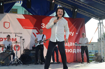 Зібров, Винник і зухвало розстебнута сорочка: чим і як засівають свої округи мажоритарники