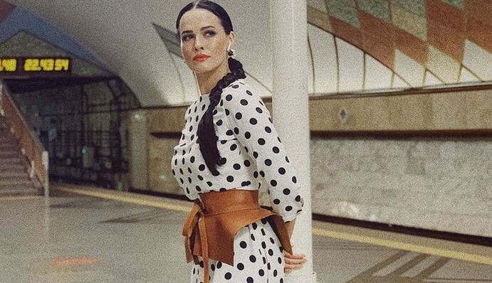 Астафьева в образе скромницы проехалась в метро: в сети ажиотаж