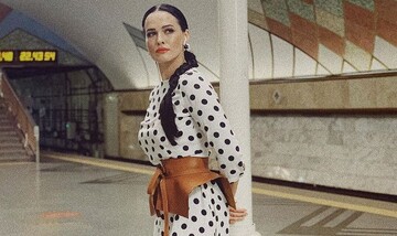 Астафьева в образе скромницы проехалась в метро: в сети ажиотаж