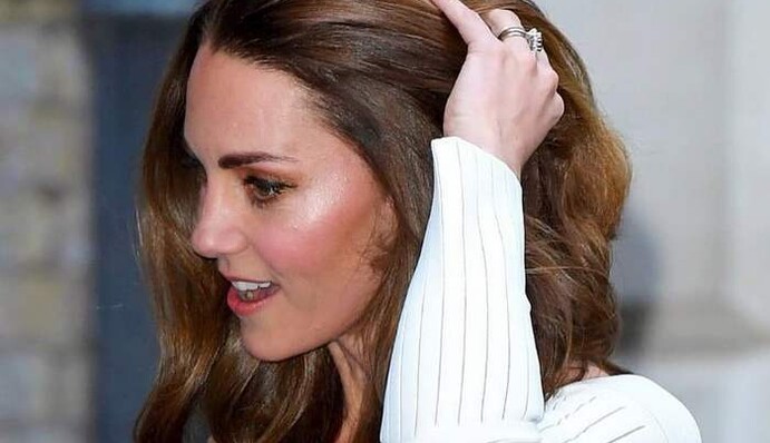 В элегантном платье с открытыми плечами: Кейт Миддлтон очаровала новым образом
