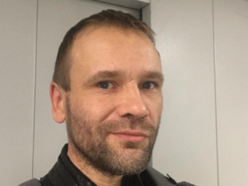 В России известный ведущий впал в кому после алкогольного отравления