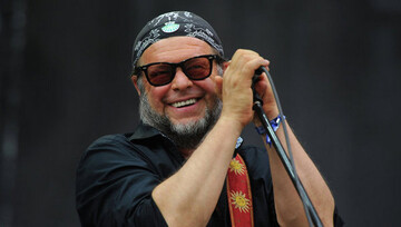 Борис Гребенщиков порадовал поклонников уличным концертом в Херсоне: появились фото и видео