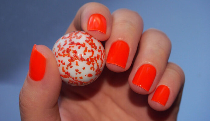 Неоновый маникюр: 10 стильных идей, как выделиться этим летом