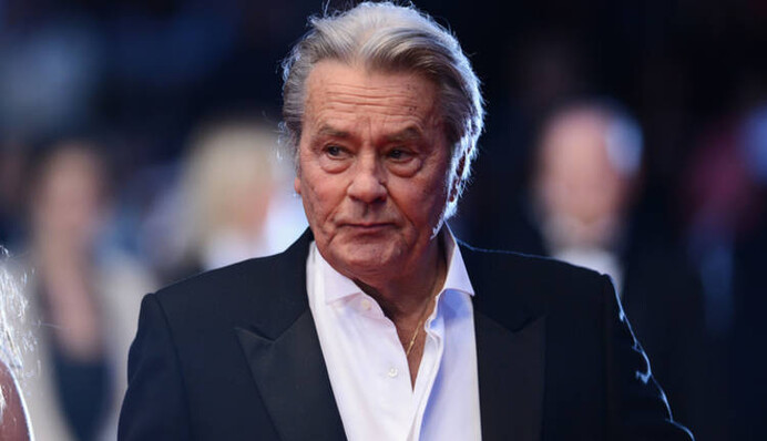 Легендарного Алена Делона экстренно госпитализировали