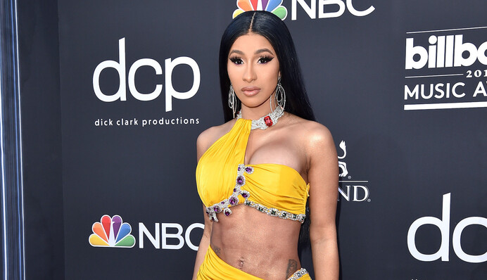 Пышнотелая хип-хоп-знаменитость оконфузилась с тесным концертным костюмом: фото