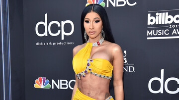 Пышнотелая хип-хоп-знаменитость оконфузилась с тесным концертным костюмом: фото