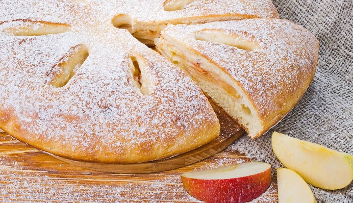 Пирог с клубникой, вишней или яблоком: простой пошаговый рецепт воздушного десерта
