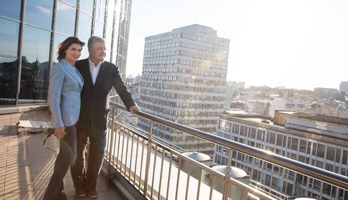 Порошенко в тоннеле любви трогательно обратился к супруге: фото